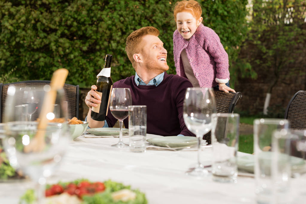 boldog apa és lánya-családi vacsora - Fotó, kép