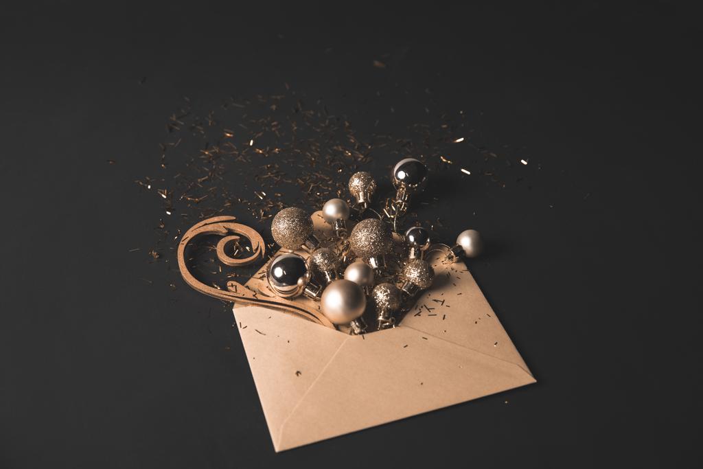Bolas de Navidad de oro
 - Foto, imagen