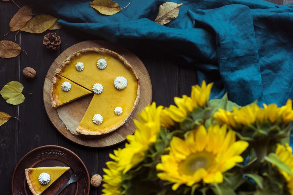  Kürbiskuchen und dekorative Sonnenblumen - Foto, Bild