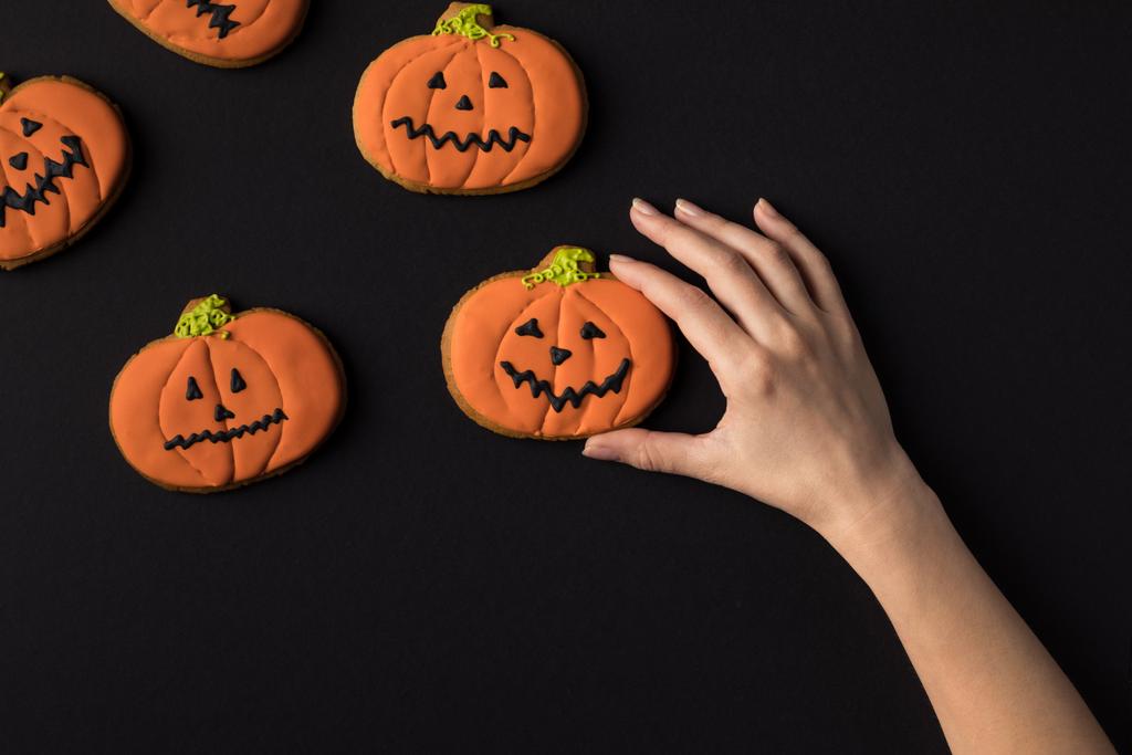 Hand mit Halloween-Plätzchen - Foto, Bild