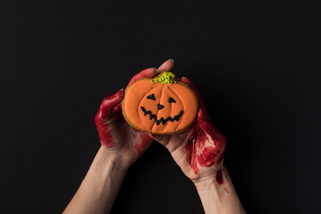 handen met halloween cookie - Foto, afbeelding
