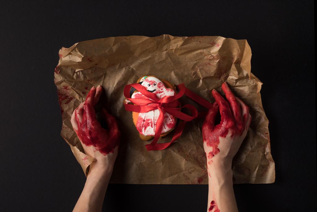 hands wrapping halloween cookie - Photo, Image