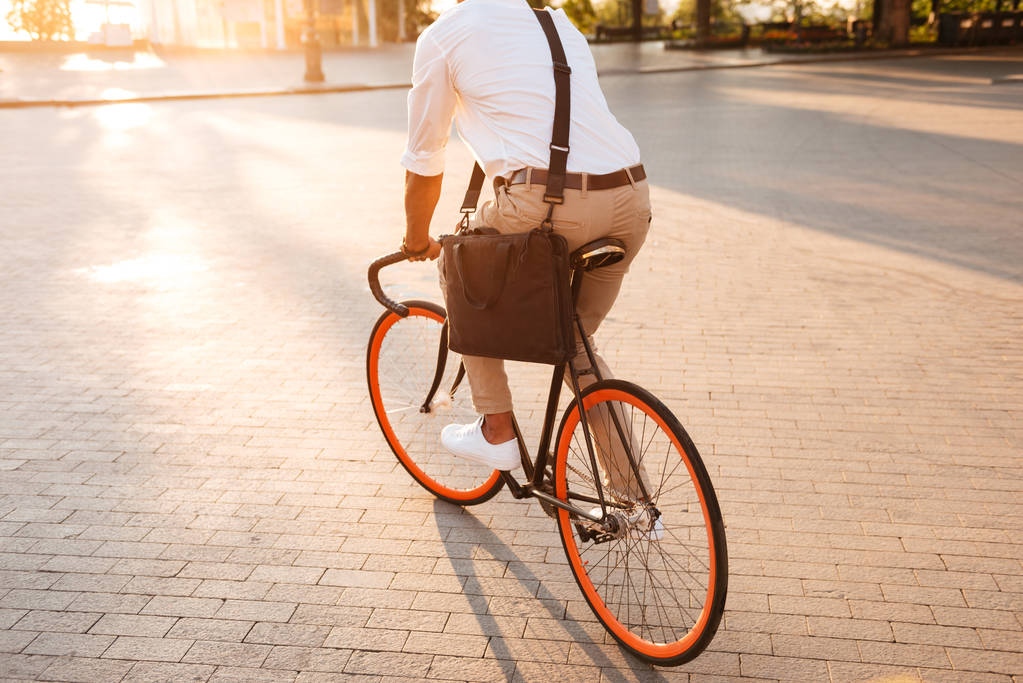 Bonito jovem africano de manhã cedo com bicicleta
 - Foto, Imagem
