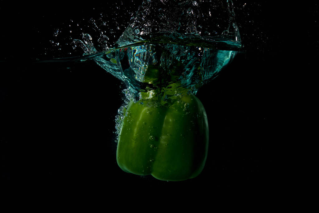 Verde pimiento dulce caído en el agua
 - Foto, imagen