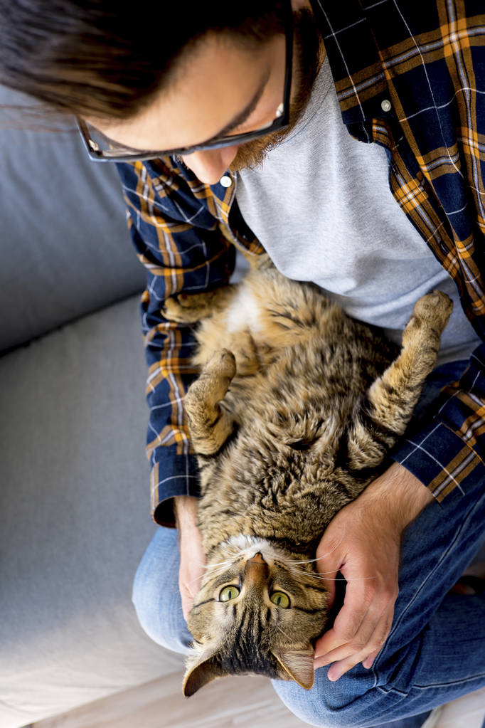hombre con un gato - Foto, imagen