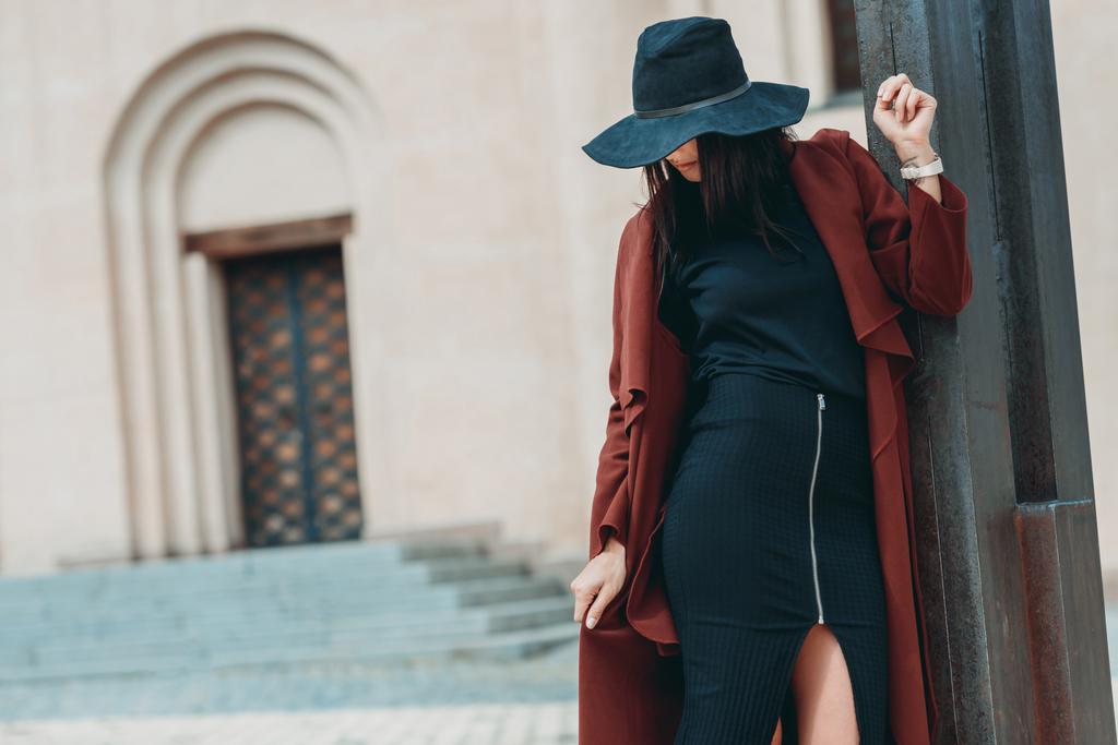 femme en manteau et chapeau élégant
 - Photo, image