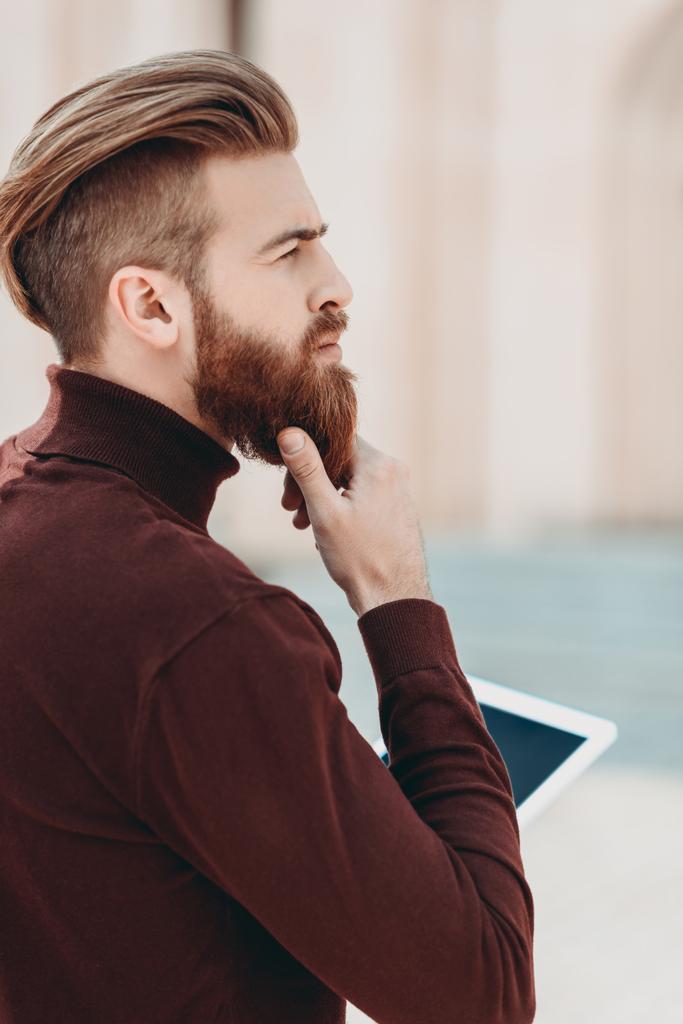 tablet ile sakallı adam - Fotoğraf, Görsel
