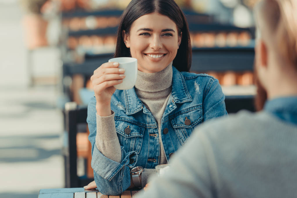 vrouw drinken koffie met vriendje - Foto, afbeelding