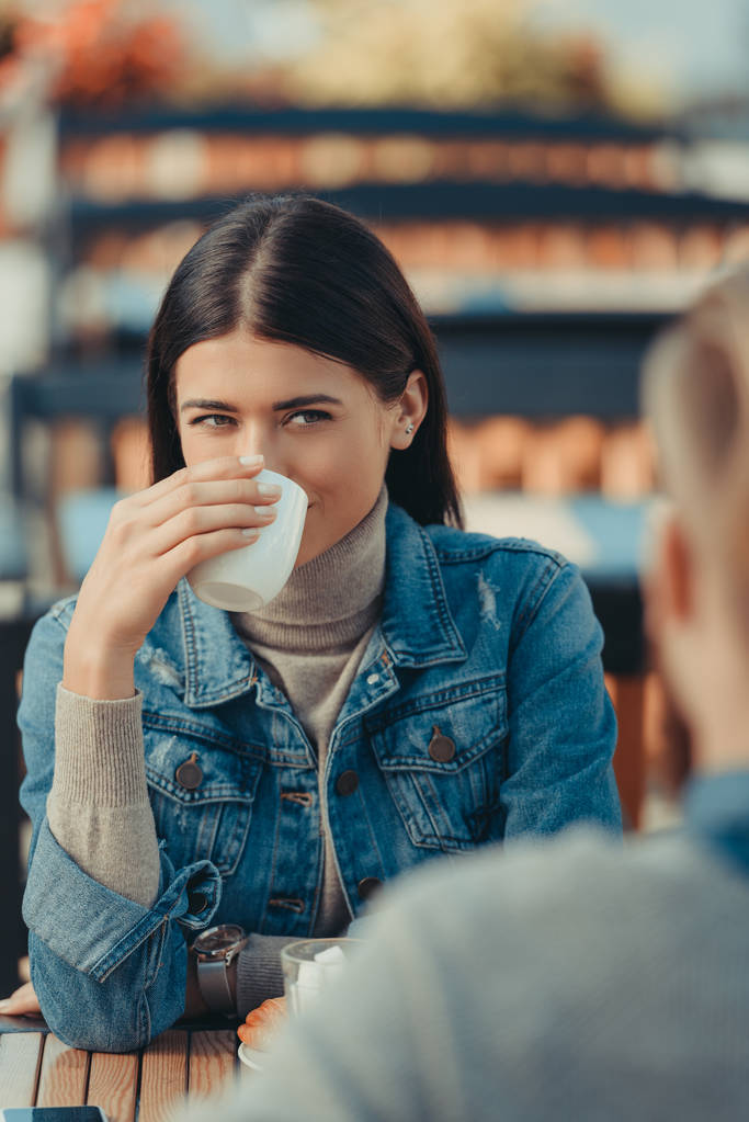 nainen juo kahvia poikaystävän kanssa
 - Valokuva, kuva