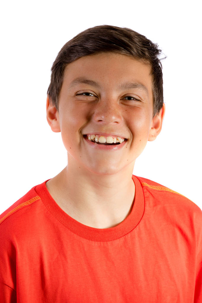 Fiatal tizenéves fiú, elszigetelt fehér mosolyogva - Fotó, kép
