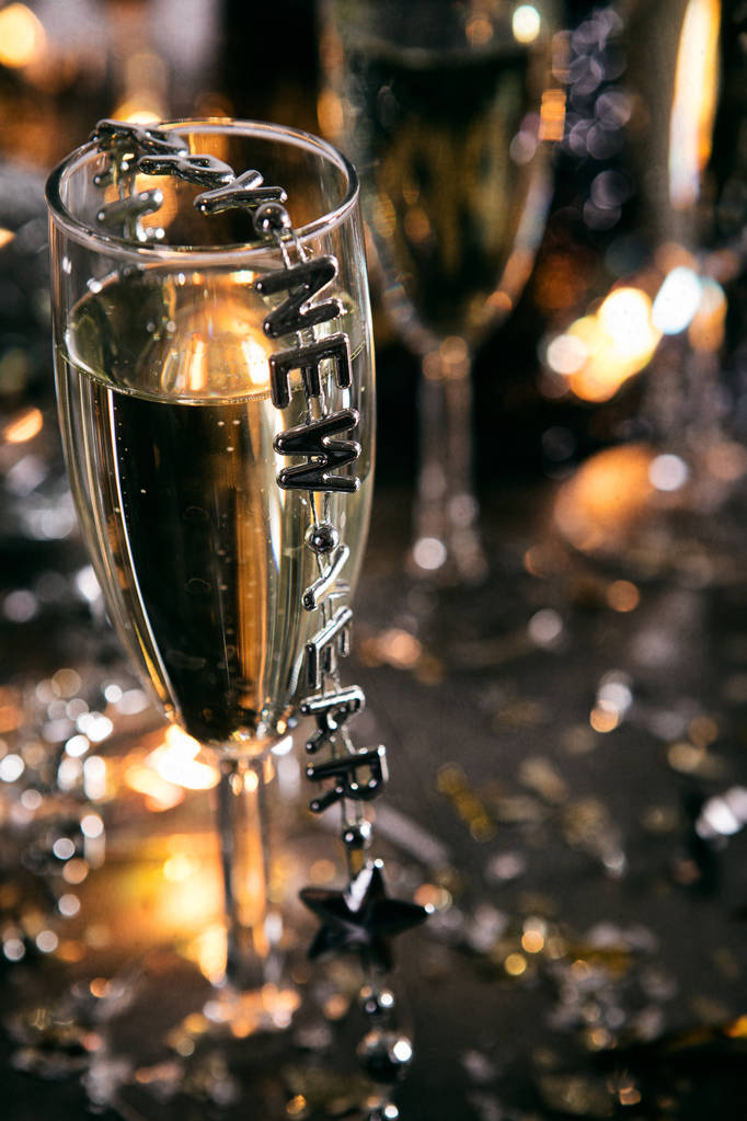Nowy Rok: Neckalce mówi "Szczęśliwego nowego roku" na kieliszek do szampana - Zdjęcie, obraz