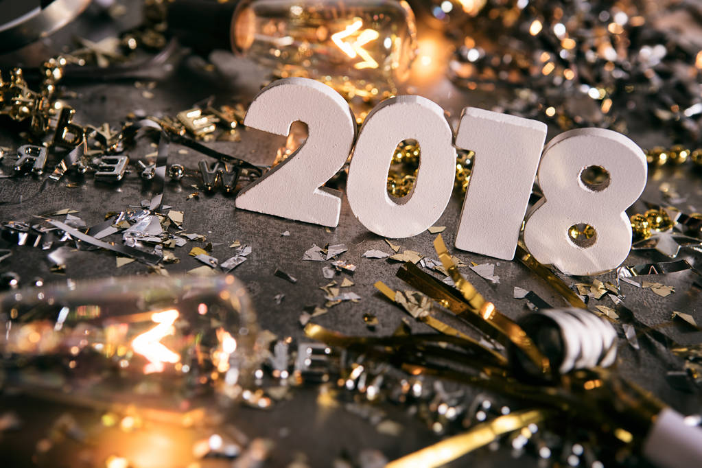 Nový rok: Stojící 2018 čísla uprostřed nepořádek - Fotografie, Obrázek