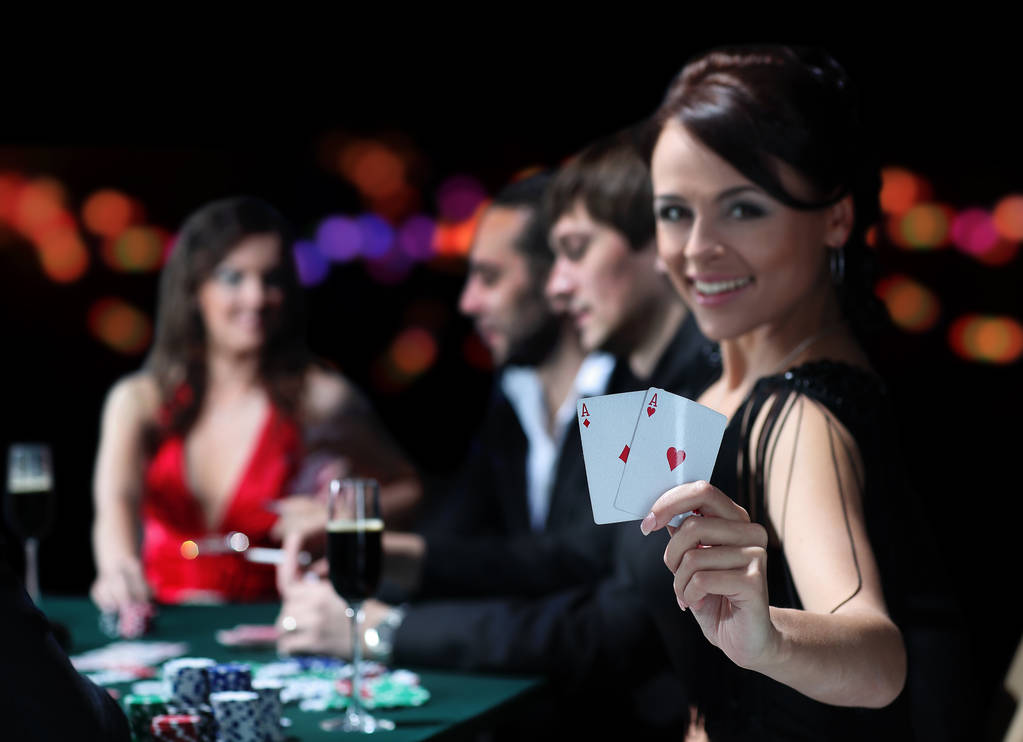 Skupina elegantní lidí hrát poker hazardní House - Fotografie, Obrázek