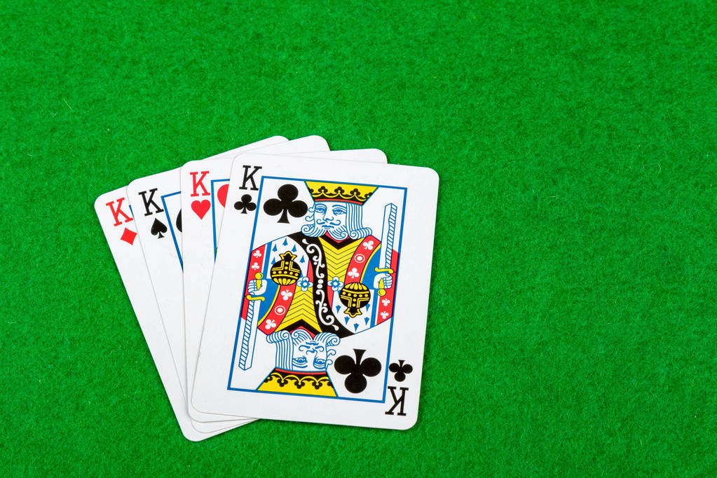 4 jollaisia pelikortteja Kings
 - Valokuva, kuva