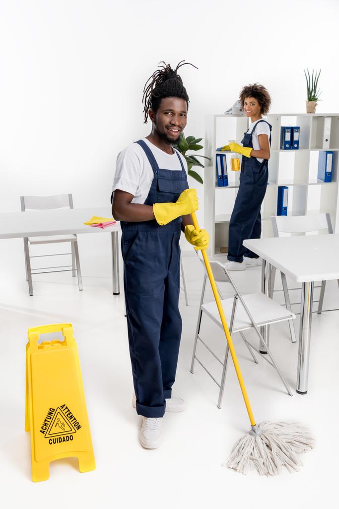 limpiadores afroamericanos profesionales
 - Foto, imagen