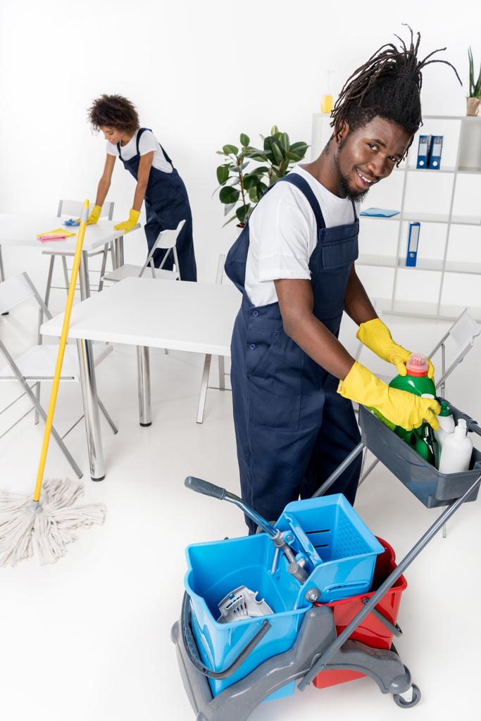 ammatillinen afrikkalainen amerikkalainen puhdistusaineet
 - Valokuva, kuva