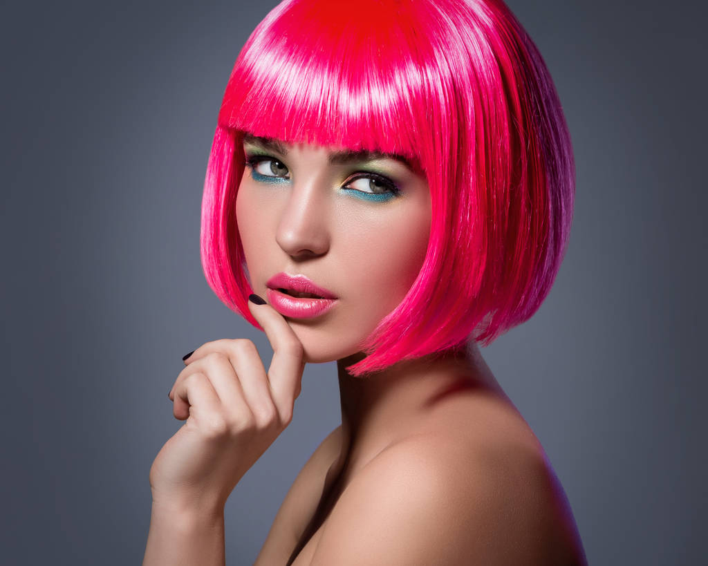 jonge vrouw met roze haar - Foto, afbeelding