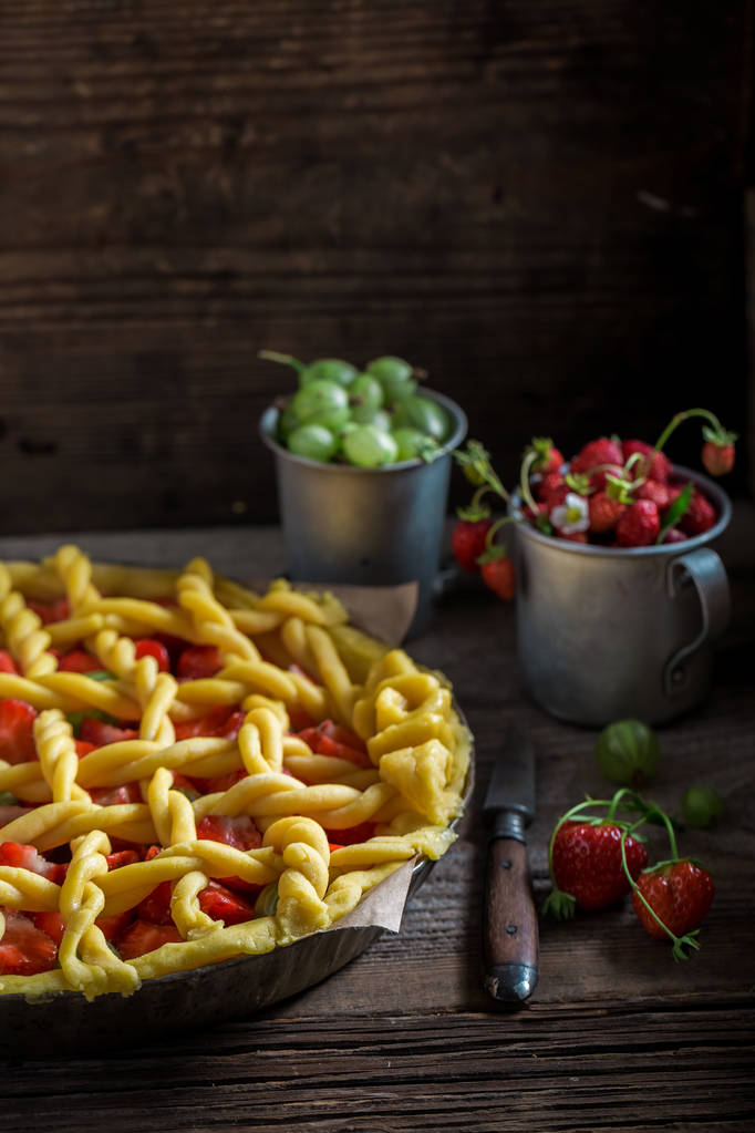 Taze berry meyve ile lezzetli ve gevrek pasta - Fotoğraf, Görsel