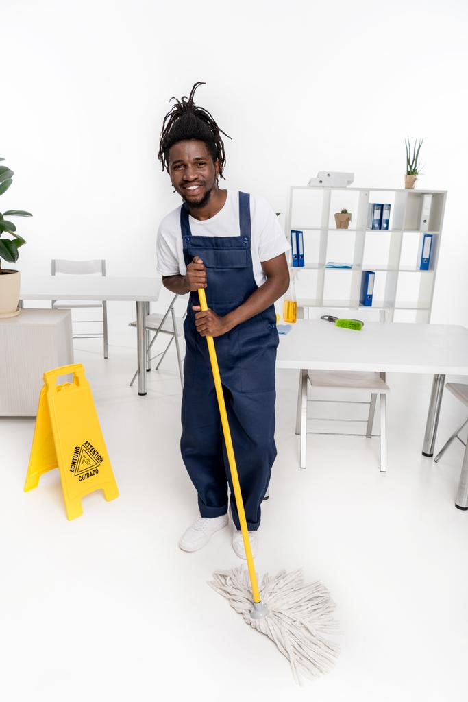 Afro-Amerikaanse reiniger met mop - Foto, afbeelding
