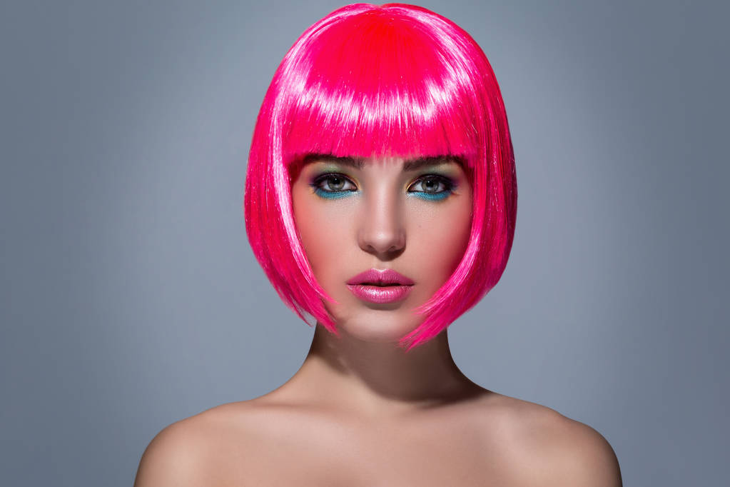 mladá žena s růžovými vlasy - Fotografie, Obrázek