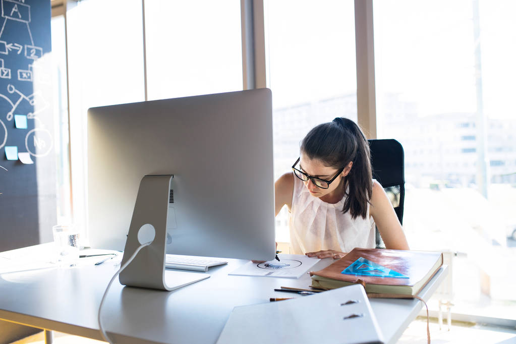 Femme d'affaires avec ordinateur dans son bureau, travaillant
. - Photo, image