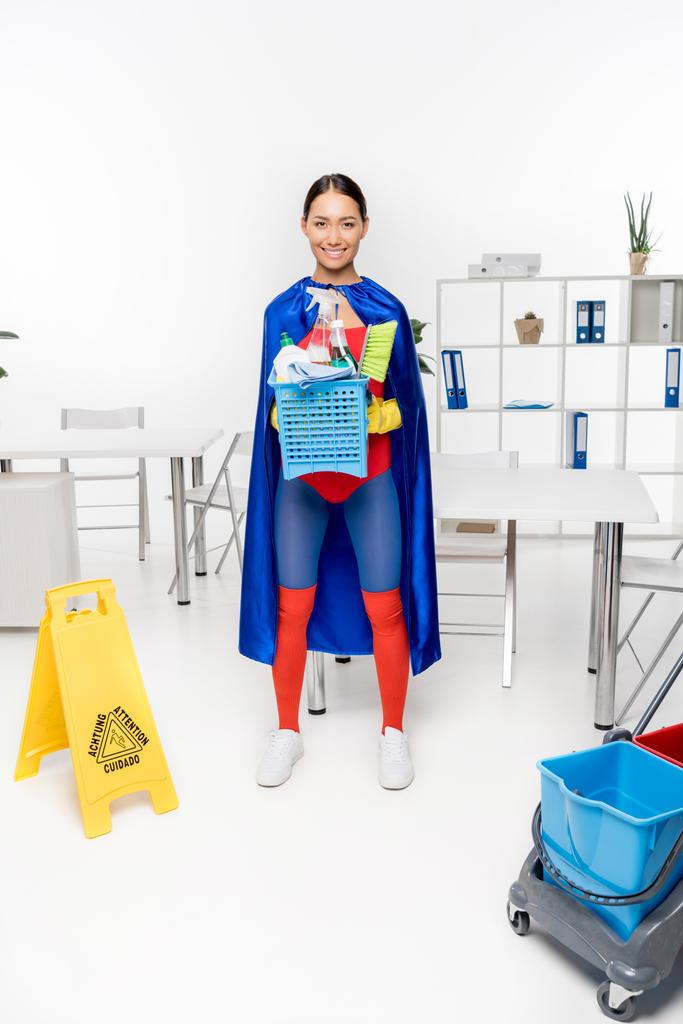 Azjatycka cleaner w strój superbohatera - Zdjęcie, obraz
