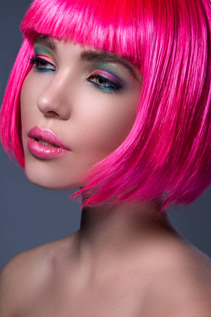 Молода жінка з рожевим волоссям
 - Фото, зображення