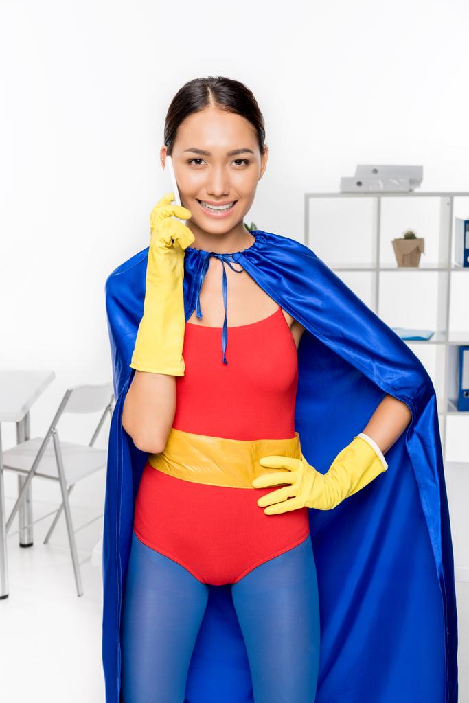 Azjatycka superhero cleaner z smartphone - Zdjęcie, obraz