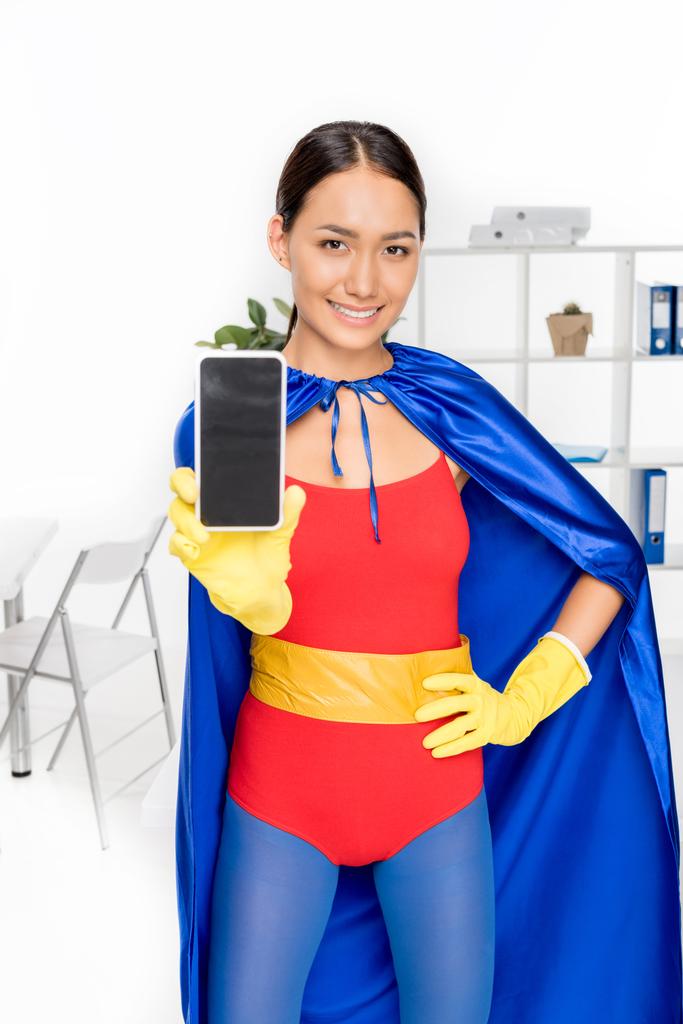 asiático superhéroe limpiador con smartphone
 - Foto, imagen