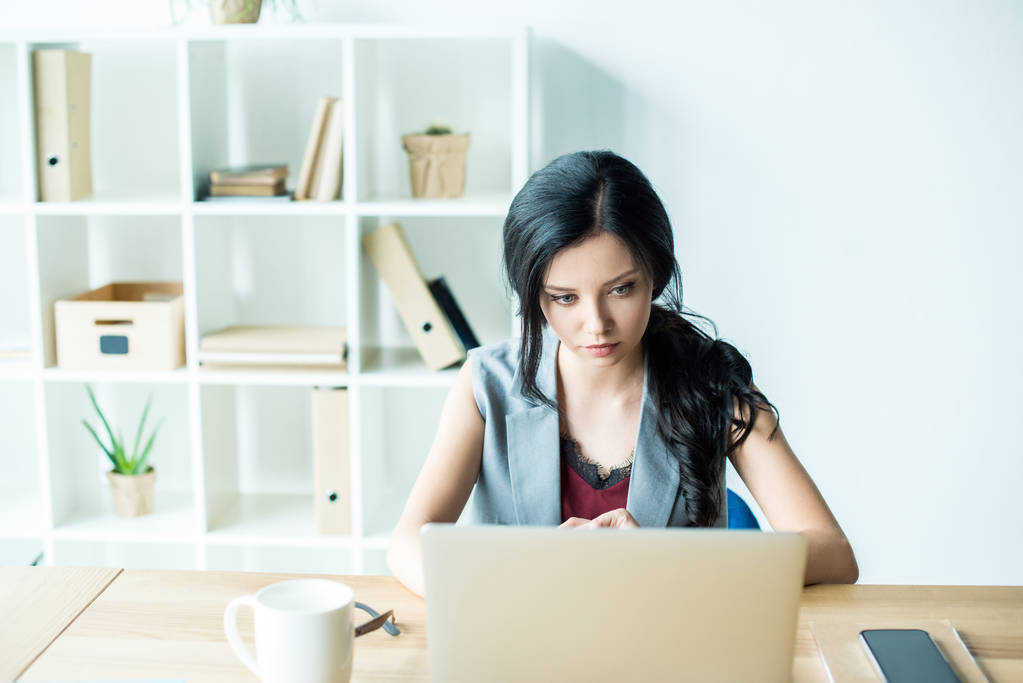 Bizneswoman Praca na laptopie w biurze - Zdjęcie, obraz