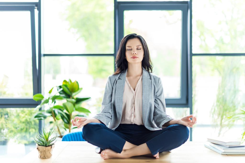 kobieta interesu medytacji w miejscu pracy - Zdjęcie, obraz
