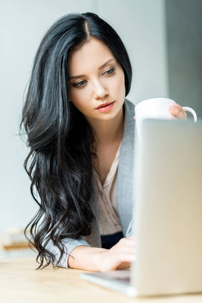 Femme d'affaires travaillant sur ordinateur portable dans le bureau - Photo, image
