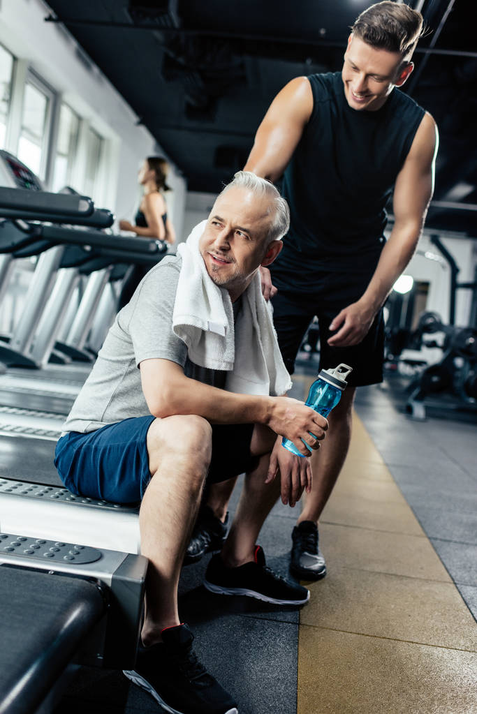 anziano sportivo a riposo dopo l'allenamento
 - Foto, immagini