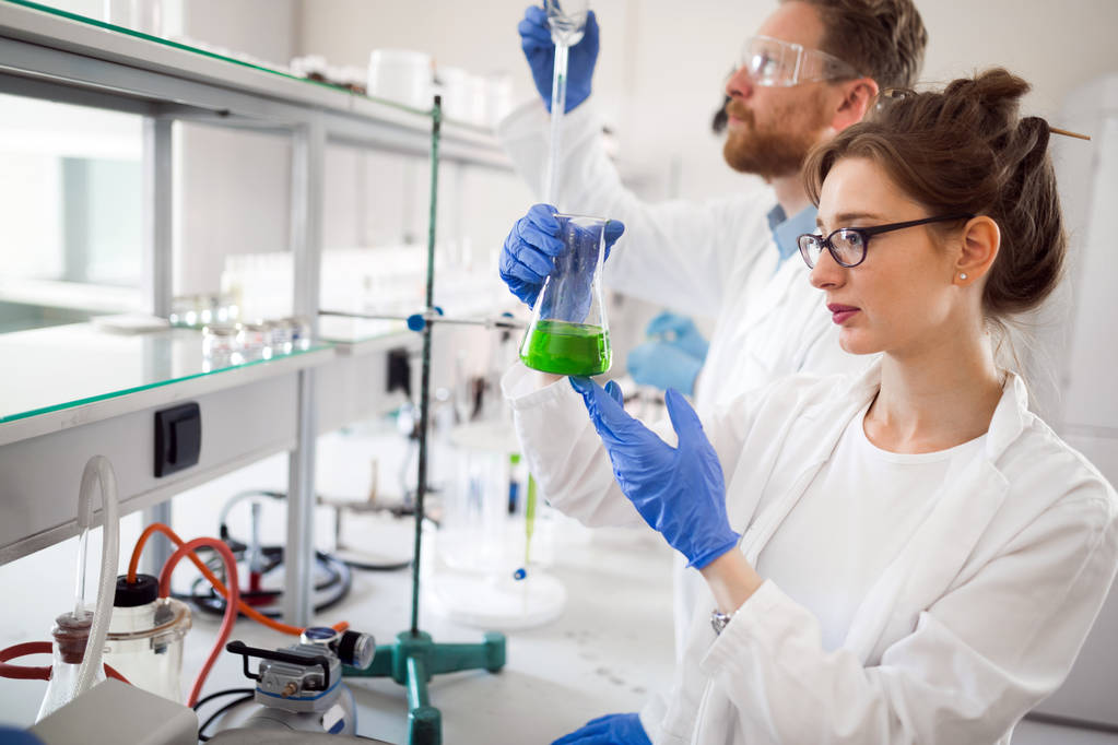 Молодые химики, работающие в лаборатории
 - Фото, изображение