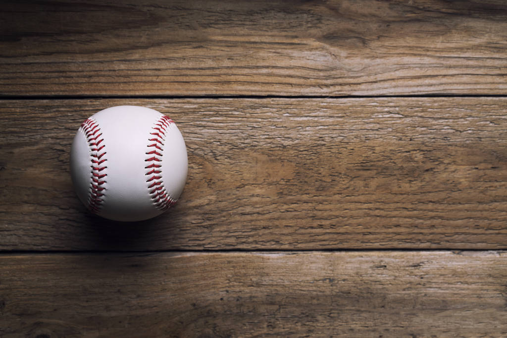 béisbol sobre fondo de mesa de madera
 - Foto, Imagen