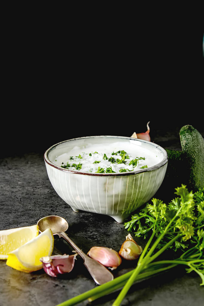 Salsa Tsatsiki con ingredienti di cetrioli, aglio, prezzemolo, l
 - Foto, immagini
