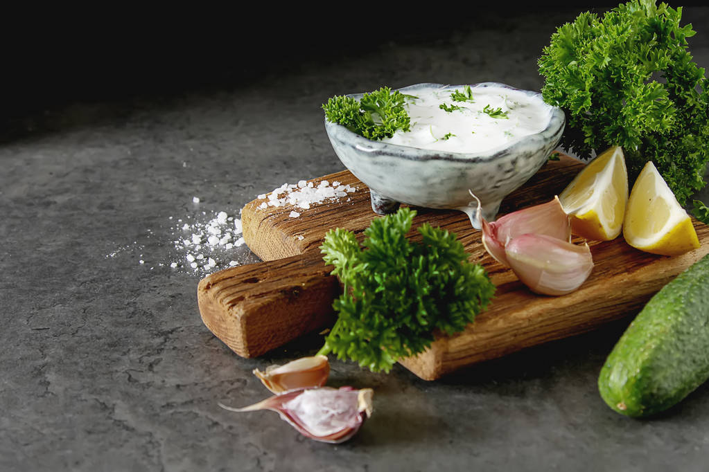 Соус Цацики с ингредиентами из огурцов, чеснока, петрушки, л
 - Фото, изображение