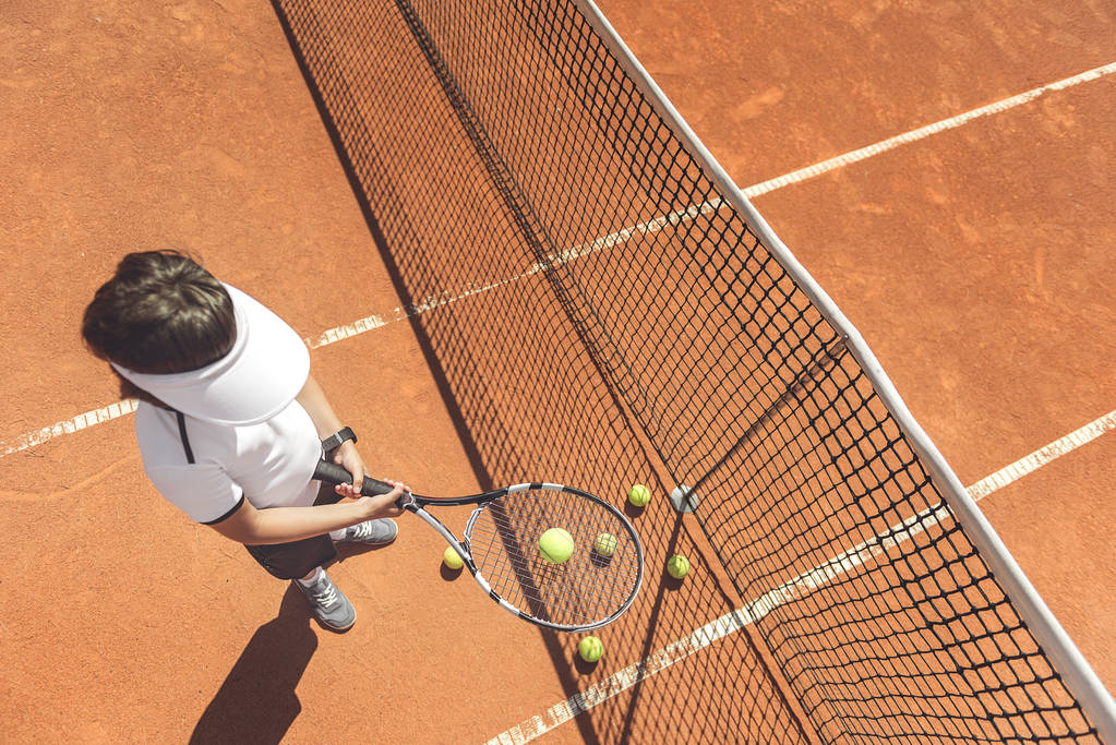 Dospívající člověk připraven hrát tenis - Fotografie, Obrázek