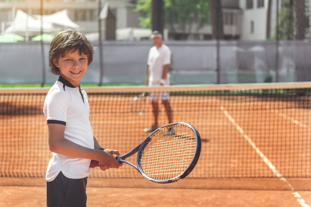hilarante sonriente chico mantener raqueta
 - Foto, imagen