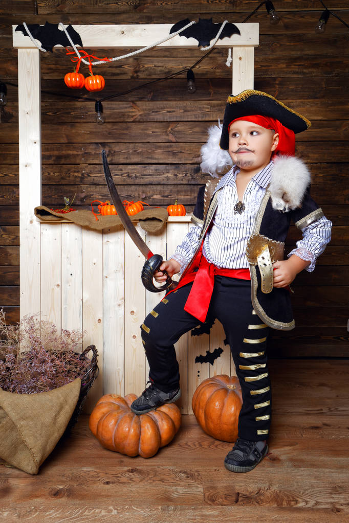 Drôle de garçon en costume de pirate dans le studio avec des paysages pour Halloween
 - Photo, image