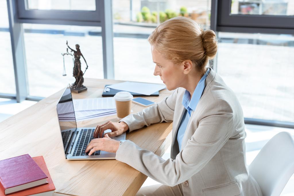 Женщина-юрист работает с ноутбуком
 - Фото, изображение