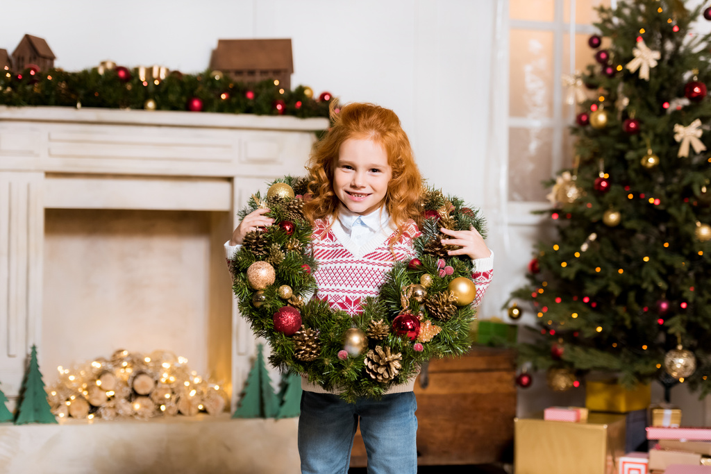 クリスマスの花輪を持つ子供 - 写真・画像