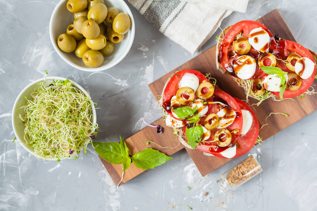 σάντουιτς με μοτσαρέλα, ντομάτα και ελιές - Φωτογραφία, εικόνα
