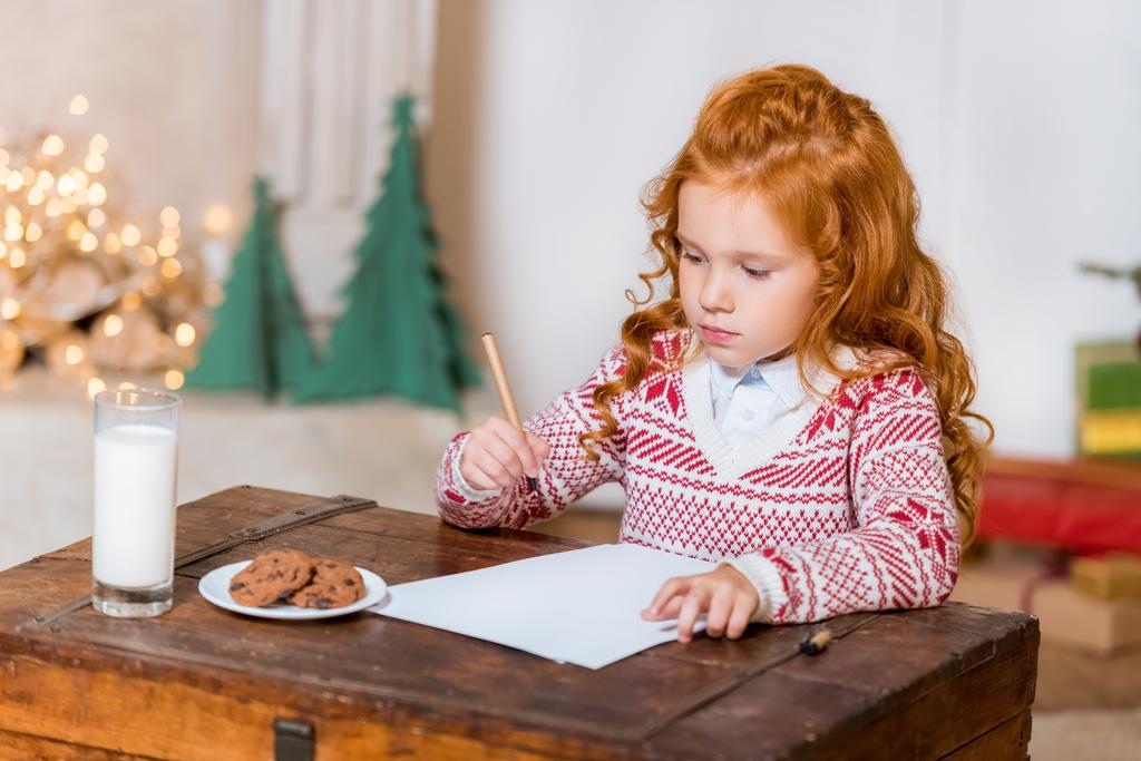 Çocuk Noel Baba'ya dilek listesi yazma - Fotoğraf, Görsel
