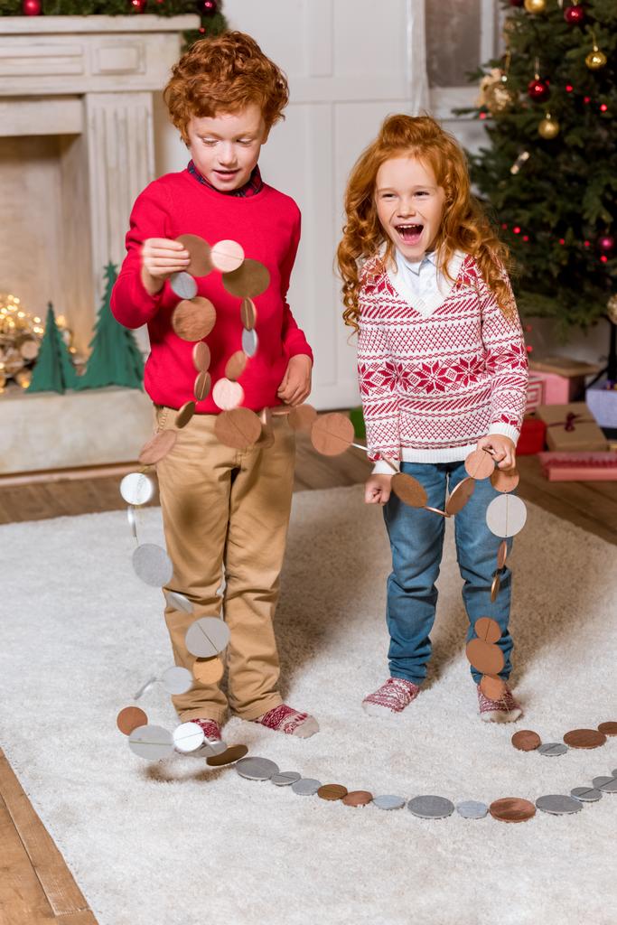 ευτυχής παιδιά με γιορτινή γιρλάντα  - Φωτογραφία, εικόνα