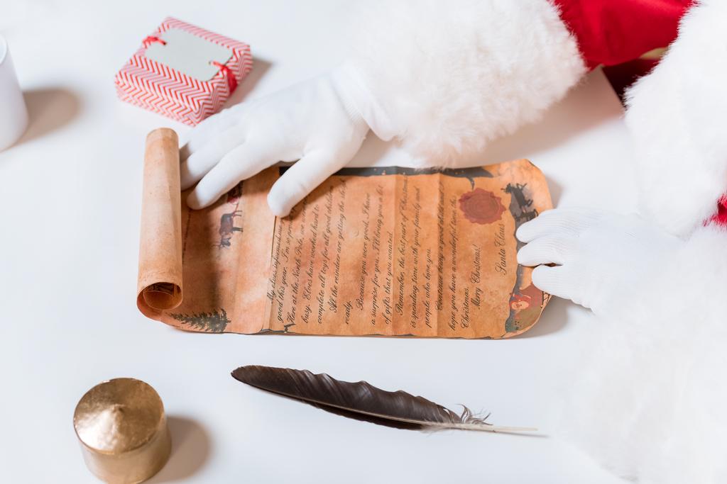 Санта-Клаус со списком желаний
 - Фото, изображение