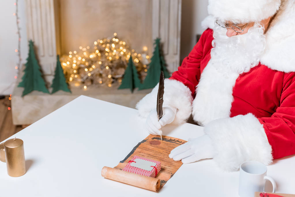 Санта Клаус подписывает список желаний
 - Фото, изображение