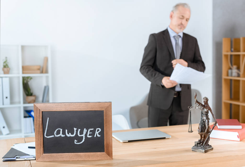 δικηγόρος στο χώρο εργασίας με το άγαλμα του Θέμης - Φωτογραφία, εικόνα