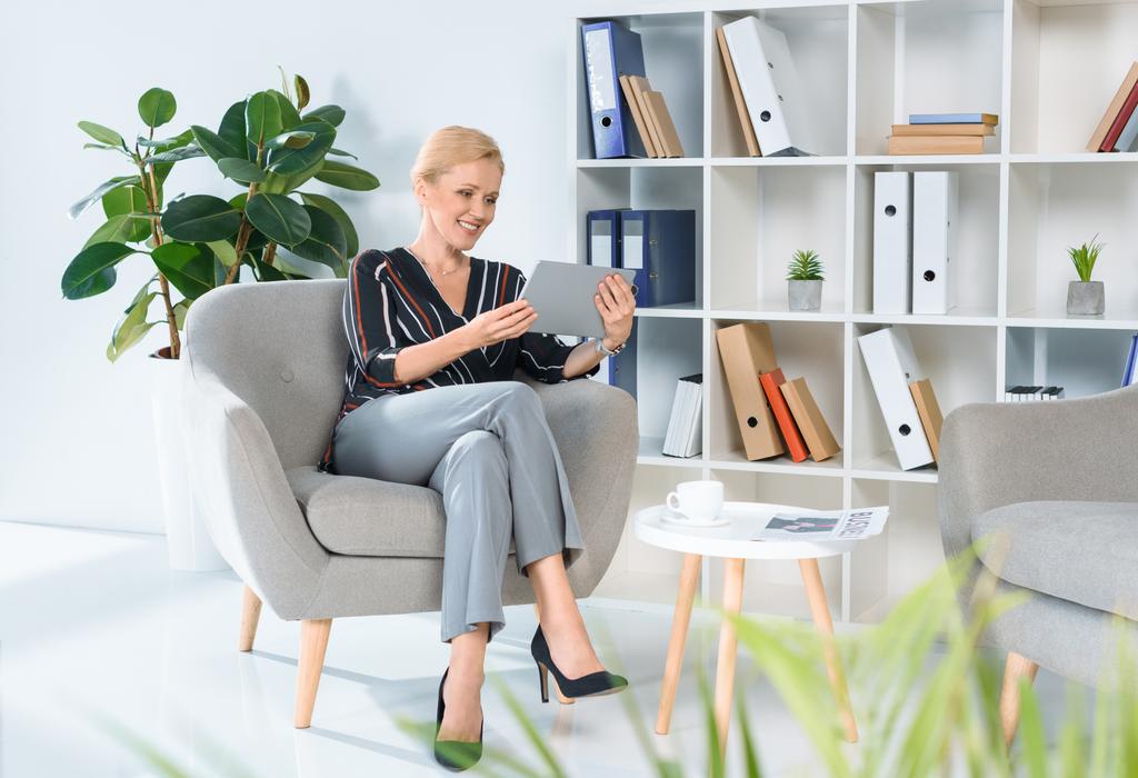 donna d'affari guardando tablet in ufficio
 - Foto, immagini