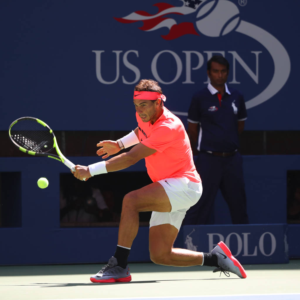 Grand Slam mistrz Rafael Nadal Hiszpanii w akcji podczas jego nas otwarte 2017 okrągły 4 mecz  - Zdjęcie, obraz